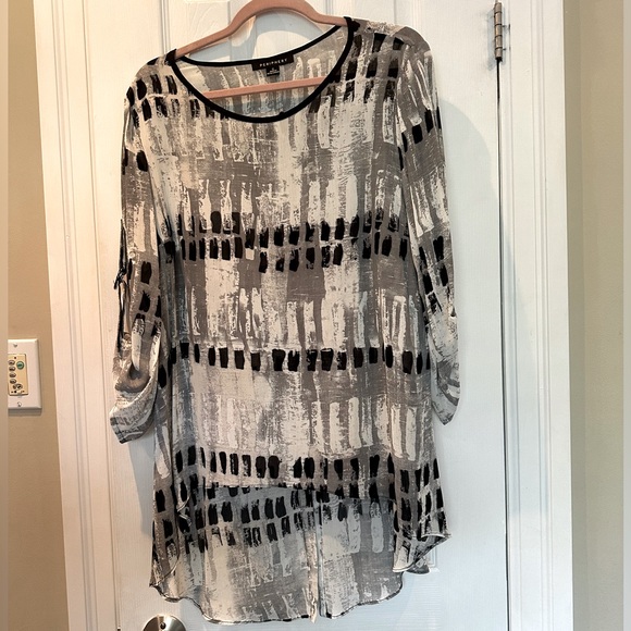 Tunic style sheer 3/4 sleeve blouse - Canadian designer - Picture 1 of 4